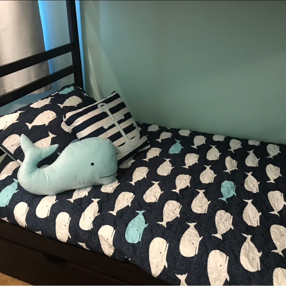Whale Nautical reversible quilt - TWIN size - 4pc set - like new! SO CUTE
